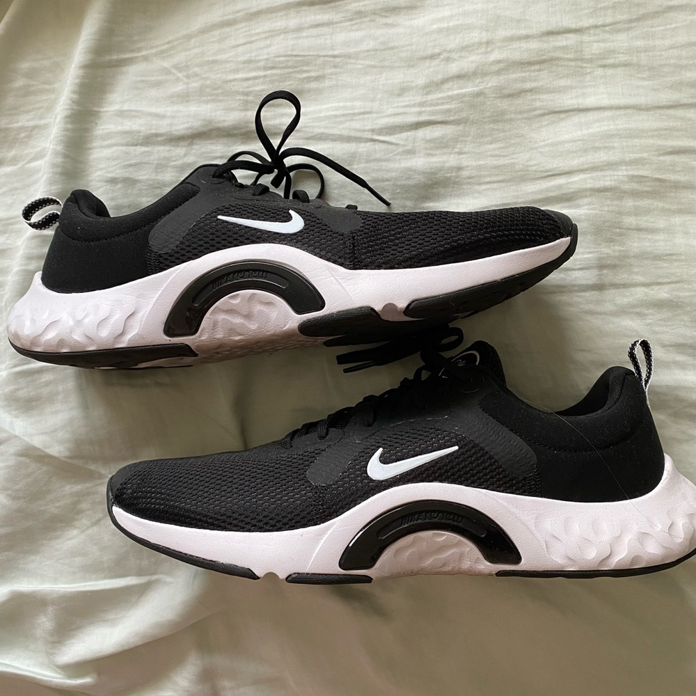EUC Nike In Season Renew Training Core sneakers